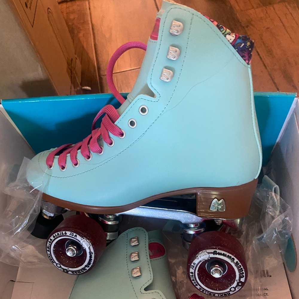 Moxi beach bunny roller skate blue and pink size 6